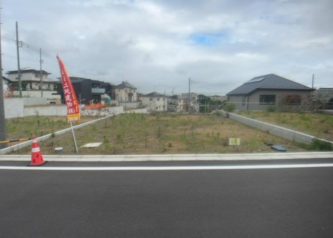 土地の前の道路に消火栓が設置されていることがあります。この場合、道路交通法第45条第1項により、駐車禁止の場所が指定されています。そのため、車庫などの駐車スペースをつくることができない場合があります。
