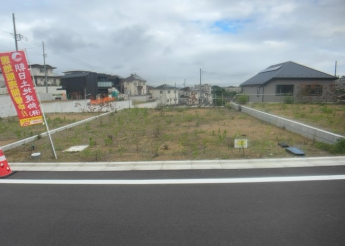 現地に行くなら、物件の周囲の地形がどうなっているかを見ることも大切です。周辺より低くなっている土地では、大雨などで水が集まりやすいため、地盤が弱くなっているということも考えられるため、注意が必要です。