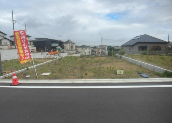 土地購入を検討されている場合、境界杭がない状態で購入してしまうと境界確定測量をする必要があり、費用がかかります。購入の前に、売主、隣土地所有者立ち合いのもと境界を確定し境界杭を設置するのがベストです。