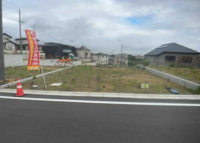 人が暮らすうえで日光は大切な要素となります。日当たりの良さは譲れないポイントですね。併せて近くに大きな建築物の建築予定がないか、あるいはそれが可能な土地が近くにないか事前に確認することもお勧めします。