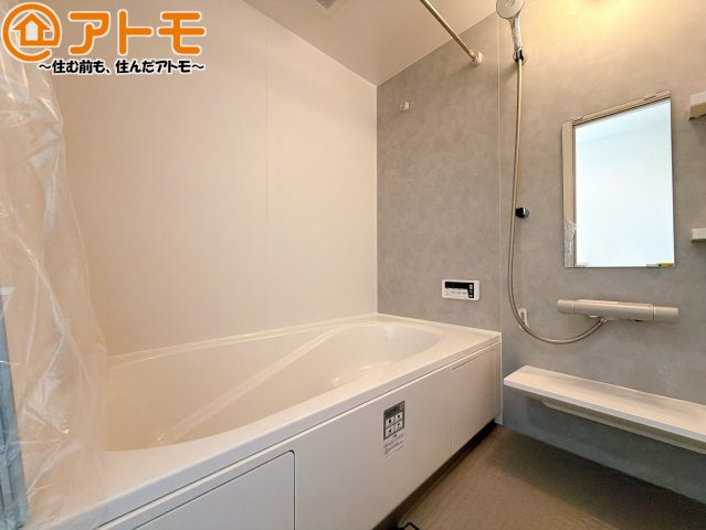 浴室乾燥などの機能も充実♪ユニットバスはお掃除もしやすく家事の手間も軽減！窓は湿気をこもらせません！