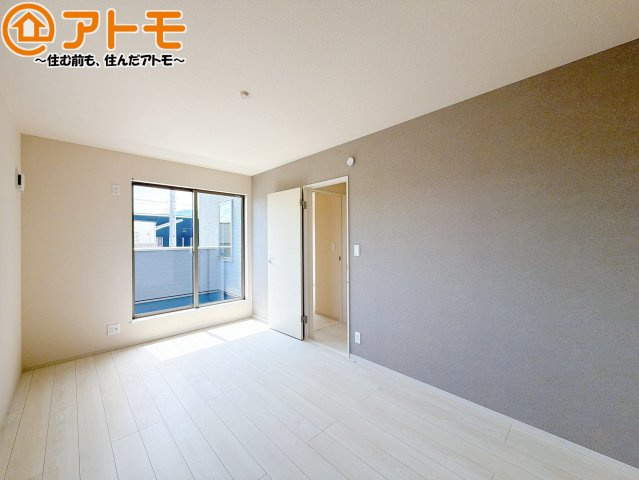アクセントクロスが印象的なお部屋です。お気に入りの家具に囲まれてゆったり過ごしたいですね♪