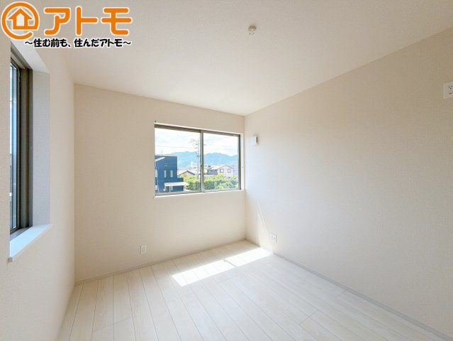 壁と床がシンプルな色合いだからこそ自分だけの空間を作れます♪お部屋作りのイメージは順調でしょうか♪