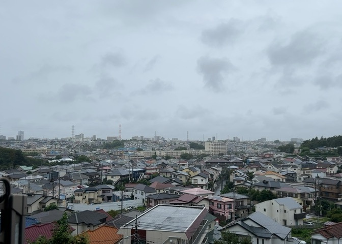 11階建ての3階部分、高台に立地するお部屋からの眺望です。前面に遮るものがなく、開放的な景色を楽しむことができます。風通しも良好で、バルコニーに出れば心地よい空気を存分に味わうことが可能です。