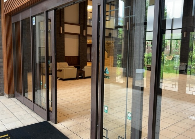 管理が行き届いたマンションの綺麗なエントランスです。日勤の管理体制となっており、防犯面や共用部の維持管理も行き届いています。居住者や訪問者を温かく迎える、ゆったりとした造りが特徴的な空間です。