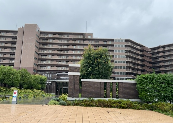 3階部分に位置する南東向き角部屋の現況写真です。75.25平米のゆとりある4LDKの間取りで、室内リフォームも施されています。現在空家となっておりますので、実際の陽当りや眺望を現地でご確認いただけます