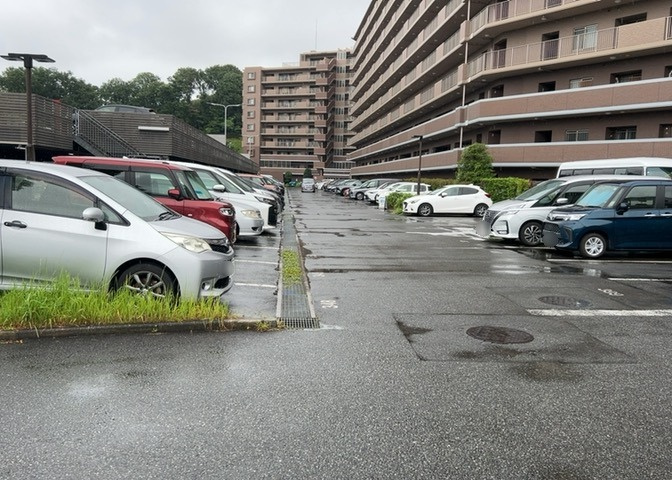 敷地内にある駐車場スペースの様子です。車の出し入れや乗降に必要な広さが考慮されており、日々の移動に車をご利用される方にも便利な環境です。空き状況や詳細な区画については事前にお問い合わせください。