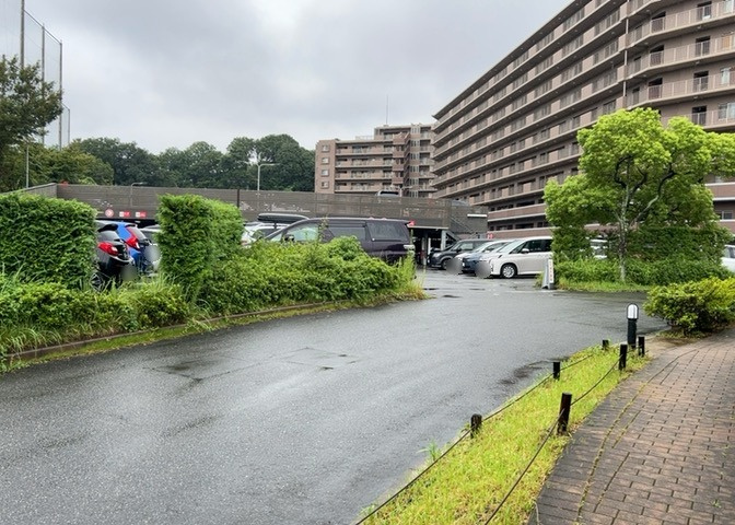 敷地内に整えられた駐車エリアです。お持ちの車のサイズや駐車のしやすさを、現地見学時にご確認いただけます。毎日の通勤やお買い物で車を使用されるファミリー層にも適した共用設備となっております。