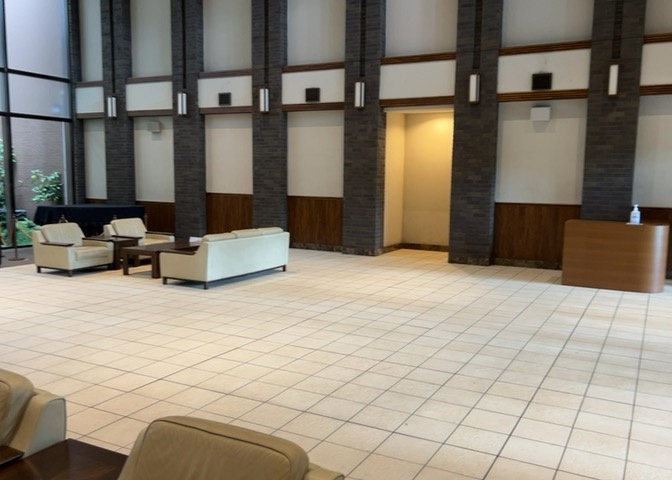 エントランスから入ってすぐの場所に広がるゆったりとしたロビー空間です。開放感のある造りとなっており、日勤管理による清掃も行き届いています。来訪者の対応や待ち合わせの際にも重宝する共有エリアです。