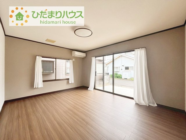 リビングの大きな窓からは、暖かな日の光が降り注ぎます・・・