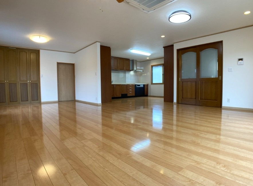 LDKは約33帖のゆとりある広さを確保。家族がゆったりとくつろげる開放的な空間です。