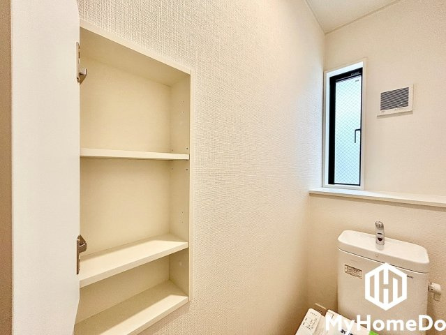 2階のトイレも収納があるので便利です
