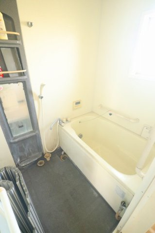 窓付きの浴室は、自然換気ができて湿気がこもりにくく、明るく開放感のあるバスタイムを演出します。