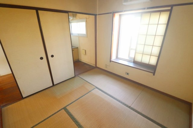 北側和室には出窓を設置。やわらかな自然光が差し込み、空間に広がりと落ち着きを演出します。