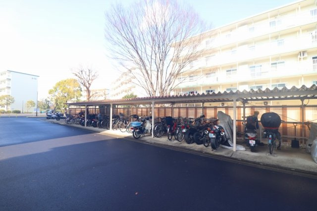 雨や汚れから自転車を守るサイクルポート付き駐輪場。