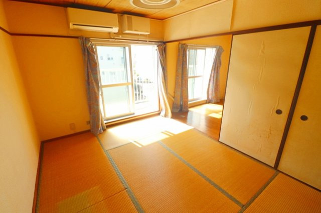 和室：客間にも、家族の憩いにも。子どもが遊ぶ空間にも安心の和室。