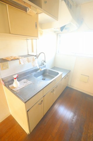 キッチンサイドに窓を備え、自然光と心地よい風が入る明るいキッチンスペース。換気にも便利です。