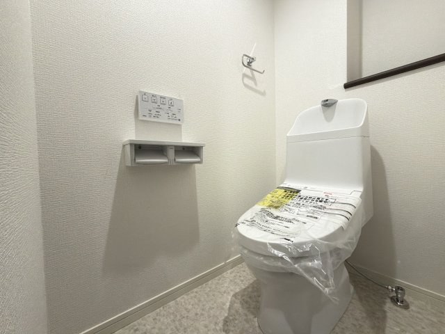 【新品】新品交換したトイレは清潔で温水洗浄便座付きです。