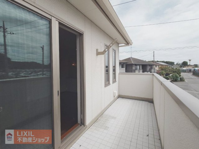 【バルコニー】現地写真。広々バルコニーでお布団や洗濯物がたくさん干せます♪