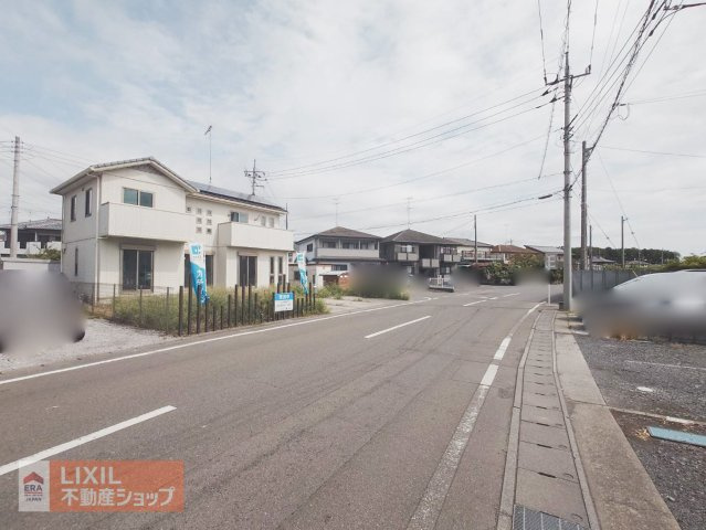 【前面道路】現地写真。道幅や駐車など、ご確認ください。