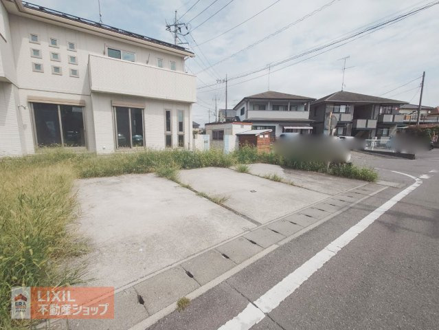 【駐車スペース】現地写真。ゆったりとした駐車スペースです。