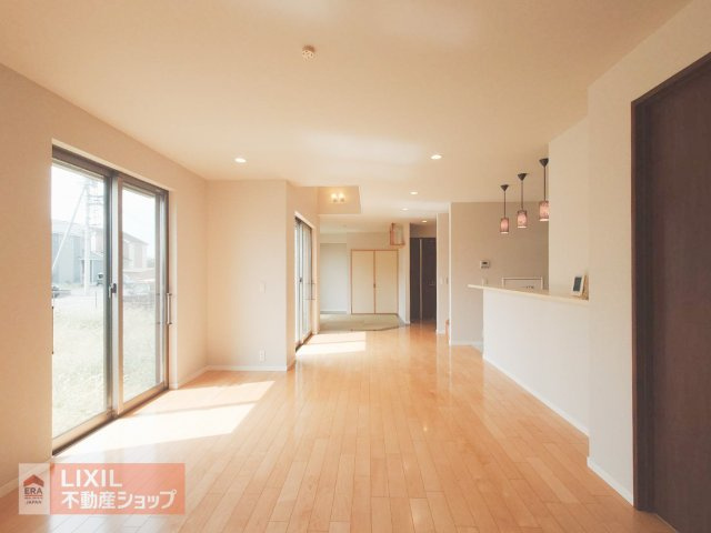 【リビングダイニング】現地写真。家族で過ごせるくつろぎの空間