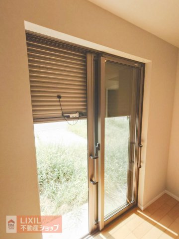 【防犯設備】現地写真。1階リビングには雨風の強い日にも役立つ防犯シャッターがついています。