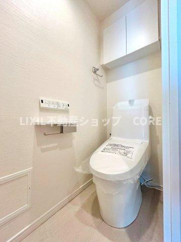 見た目もスッキリとしたデザインのトイレには温水洗浄暖房便座付き。