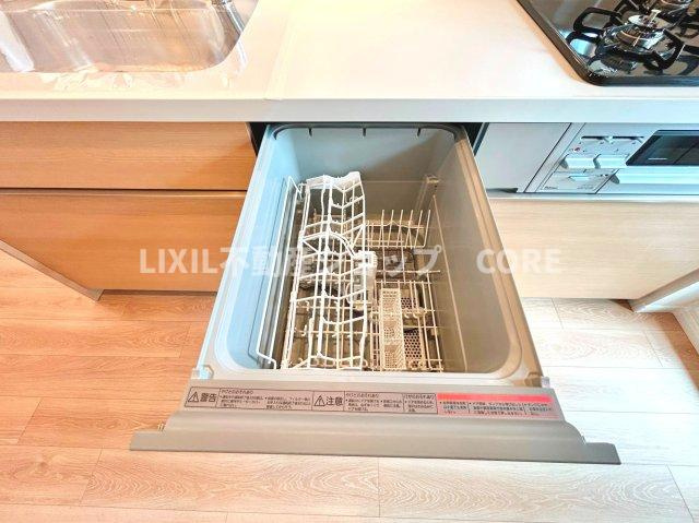 食器洗乾燥機付きで家族の食器もピカピカ。忙しい奥様には欠かせないアイテムのひとつ！！