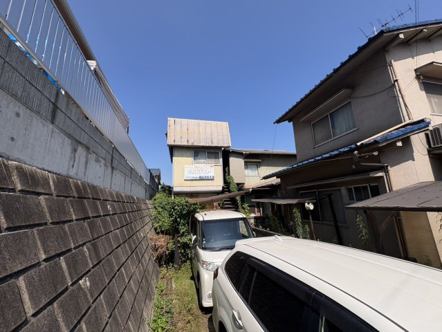道路から敷地へスムーズに出入りできる形状となっており、住まいへのアプローチとしても活用できます。前面道路から一定の距離があるため、通行人の視線が届きにくく、落ち着いた暮らしを実現しやすい点も魅力です。
