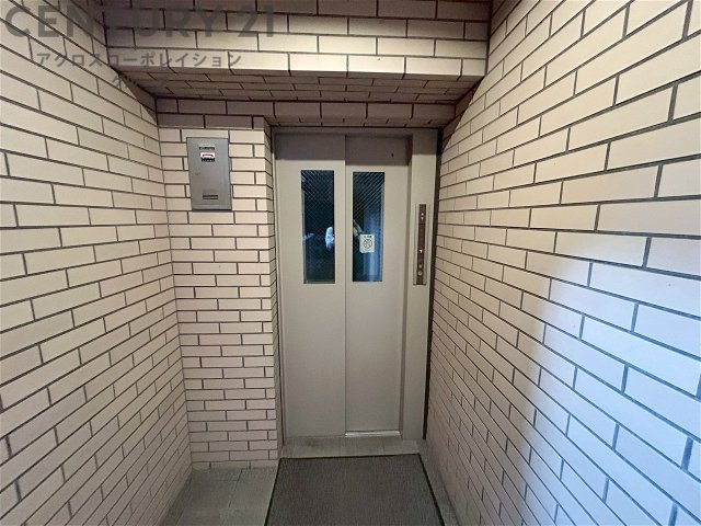 宅配ボックスは荷物の受け取りや配達が便利で安全です。不在時でも荷物が確保され、盗難や損傷のリスクが減少。受け取り時間の柔軟性が向上。外出先からでも荷物の受け取りや預けが可能となります。