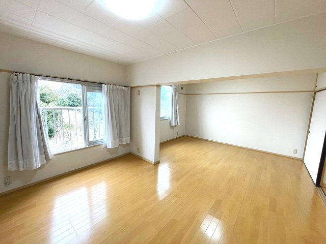 洋室2室をつなげており広々12帖