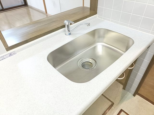 【シンク】　食器洗いもはかどる広々としたシンク。