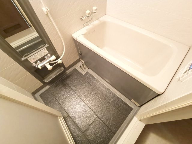 【浴室】　落ち着いた色合いのユニットバス、癒しと落ち着き、湯に浸かり脚を伸ばして心と体を労わって下さい。