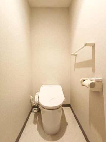 【トイレ】　トイレは温水洗浄便座付です。