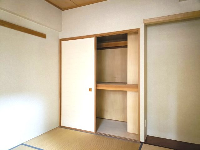 【和室　収納】　押し入れを備え、寝具などの収納もスムーズにできそうです。