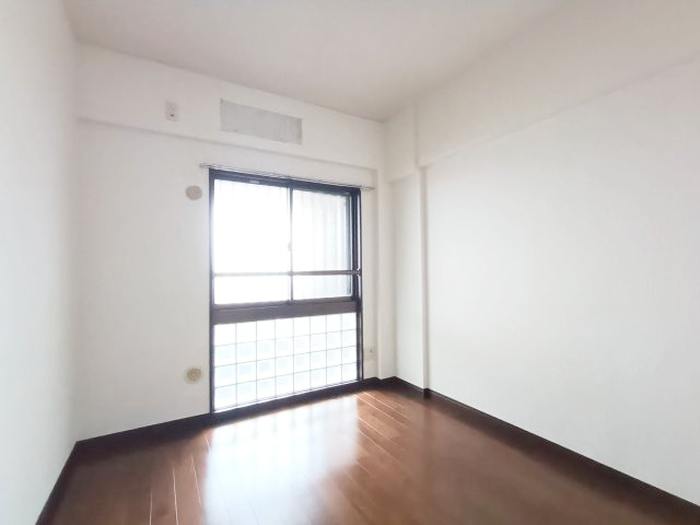 【洋室1】　ゆったりサイズの洋室は、主寝室にいかがでしょうか？