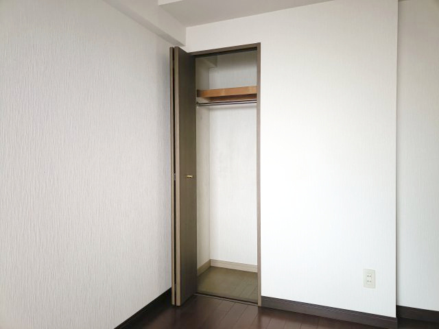 【洋室1　収納】　クローゼット付きで、衣類等の収納に役立ちます。