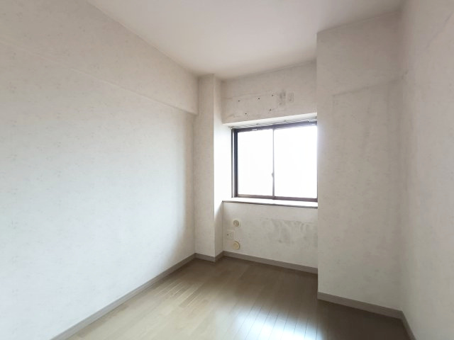 【洋室2】　お子様の勉強部屋、書斎など使い方を想像しながらぜひご覧ください。