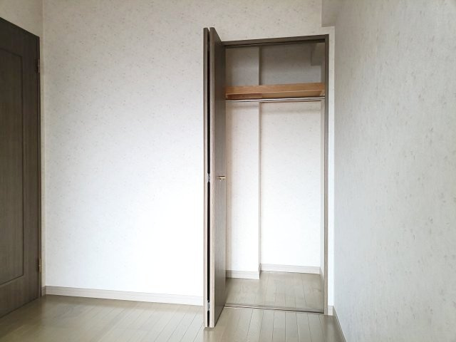 【洋室2　収納】　全てのお部屋に収納を備え、空間を広くお使いいただけます。