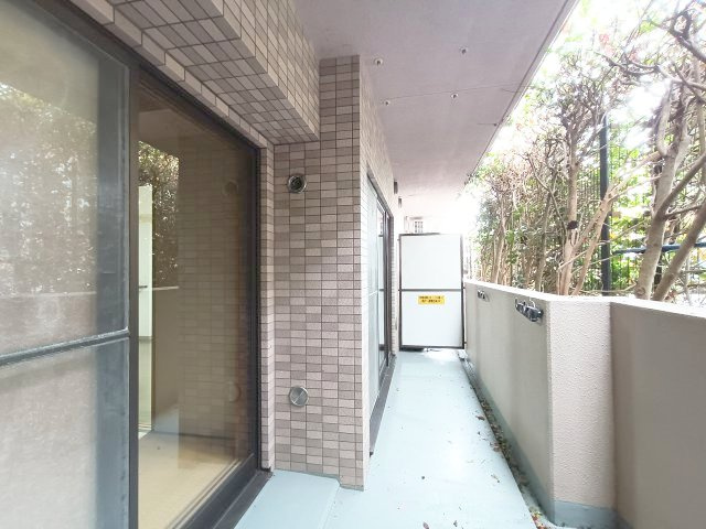 【バルコニー】　南に向いた奥行きたっぷりの広いバルコニー。洗濯物やお布団などをたくさん干していただけます。