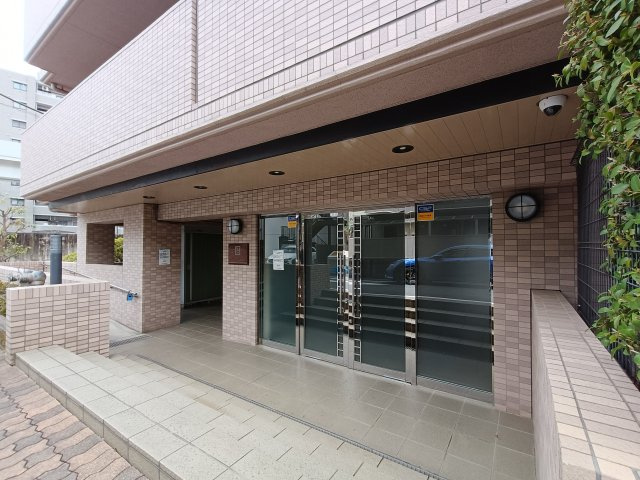 【エントランス】　落ち着いた堅牢な佇まいです。スロープ付きで、車いすの方やベビーカーを押した方にも配慮されています。