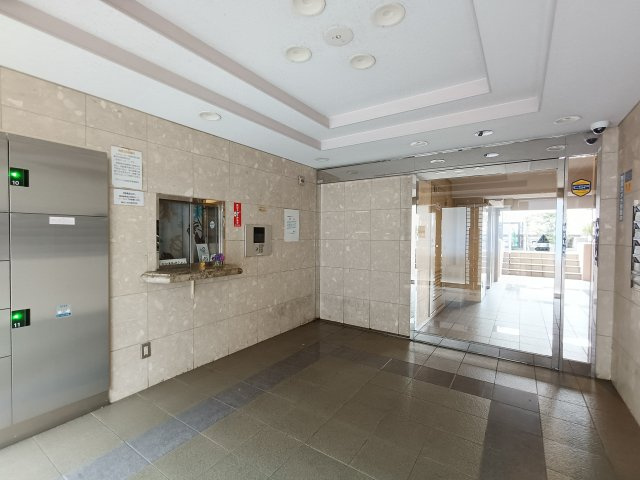 【エントランス】　マンション住人以外の侵入を防ぐためのオートロックを設置しております。お子様がいらっしゃるご家庭にも安心の設備です。