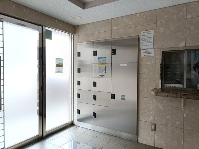 【宅配ボックス】　不在の時間が多くても、いつでも荷物の受け取りが可能です。
