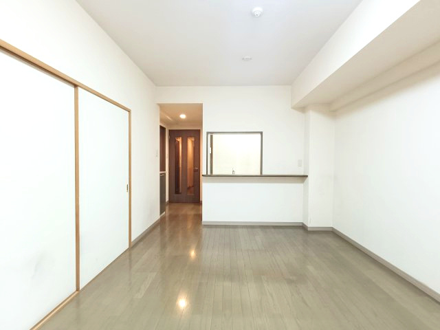 【LDK】　広々とした明るいリビング。ダイニングセットはどちらに、ソファーはどちらに置きましょうか。自由にコーディネートを楽しみやすいシンプルさが魅力です。