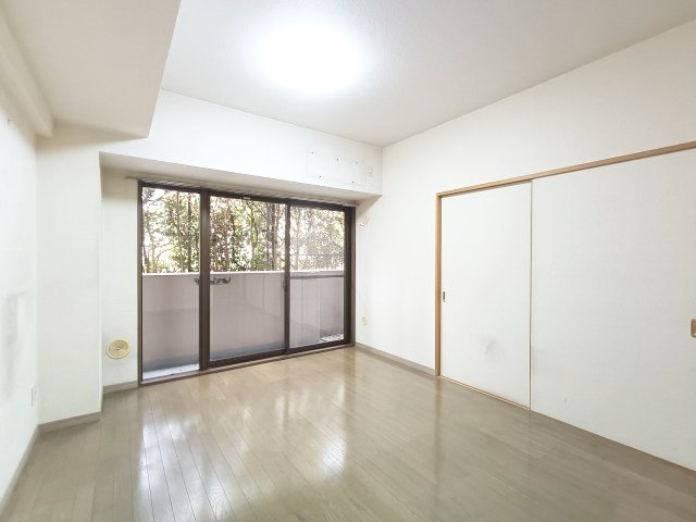 【LDK】　シンプルかつ温かみのあるリビング。様々な年齢層や環境下に合わせて工夫がしやすいです。