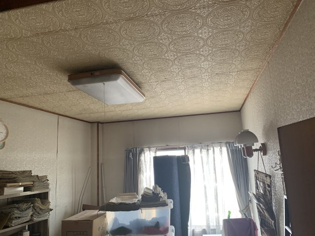 窓が大きく日の光が入りやすいため、電気をつけなくも日中はとても明るいです。