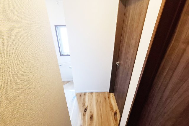 2階廊下：各居室へつながる2階廊下。フローリング上貼り、クロス貼替えなどリフォーム済み。
