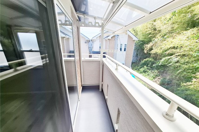 バルコニー：洋室1に面したテラス屋根付きのバルコニー。