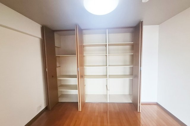 洋室3物入：身の回りの物の整理整頓に便利な仕切り付きの物入。